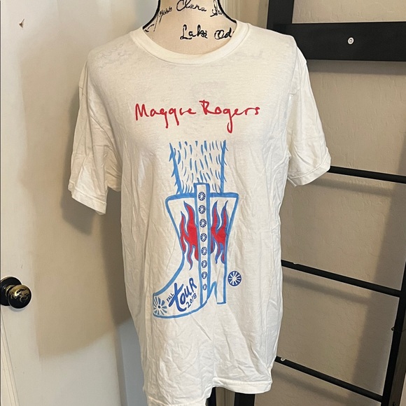 Maggie Rodgers 2018 Tour White Boot Design Graphic Pullover T-Shirt Music - Picture 1 of 9